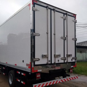 Baú refrigerado com prateleiras